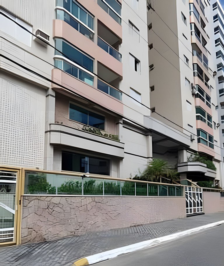 A 100m da Praia C/estacionamento e churrasqueira