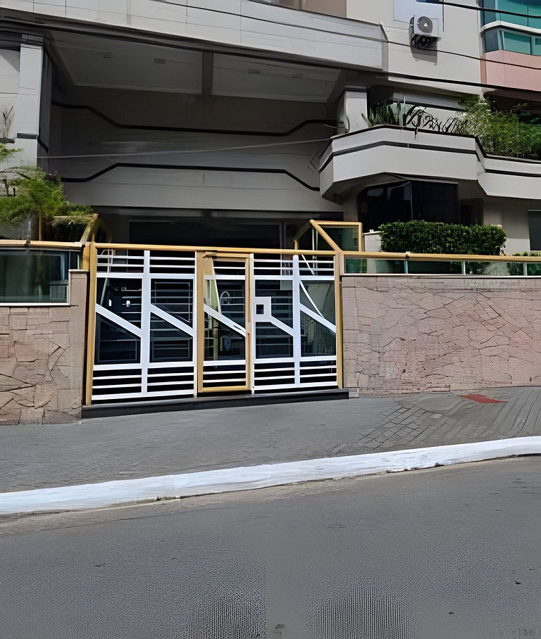 A 100m da Praia C/estacionamento e churrasqueira